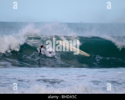 Surfer spazzare via, Newquay, Cornwall Foto Stock