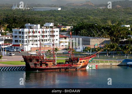 La nave dei pirati in porto a Mazatlan Messico. Destinazione turistica. Tre montante goletta a vela. Foto Stock