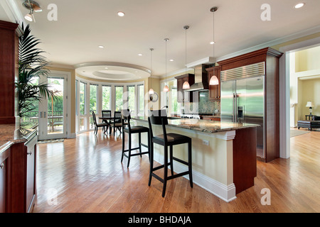 Cucina in casa di lusso ricurva con zona pranzo Foto Stock