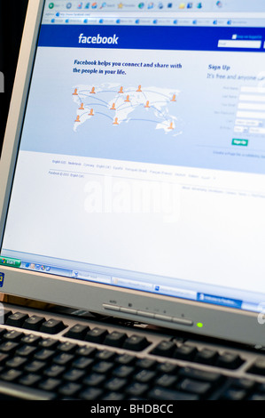 Lo schermo di un computer che mostra la pagina iniziale del sito web di social network Facebook Foto Stock