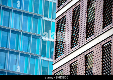 Close-up di due edifici di contrasto nella regione di Zuidas di Amsterdam nei Paesi Bassi Foto Stock
