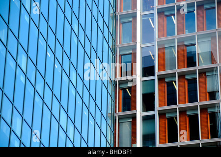In prossimità di due edifici per uffici nella zona di Zuidas di Amsterdam nei Paesi Bassi Foto Stock
