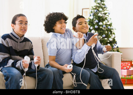 Ragazzi la riproduzione di video gioco di Natale Foto Stock