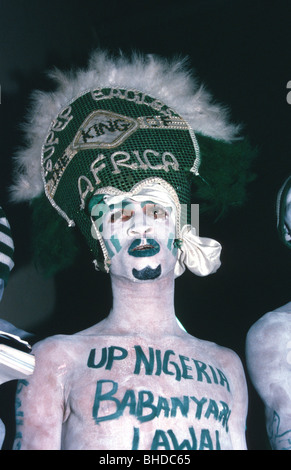 Un nigeriano ventola con headwear 'Super aquile IL RE DELL'AFRICA" in un'Africa Coppa delle Nazioni del gioco del calcio, 2002. Foto Stock