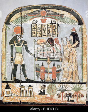 Geografia / viaggio, Egitto, religione, sacrificio del sacerdote per dio Re-Horakhty, pittura su legno, Deir el Bahari, circa 900 a.C., Museo Egizio, Cairo, (Inv.No.25/12/24/20), Re-hor-achte (Re Horus im Horizont), Ra re harachte, sole con ali, alato, Behedeti, divinità, egittia, mitologia, mitologia, mitica, mitica, mitologica, mitologica, mitica, mitica, mitica, mitologica Foto Stock