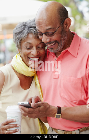Coppia africano tramite telefono cellulare Foto Stock