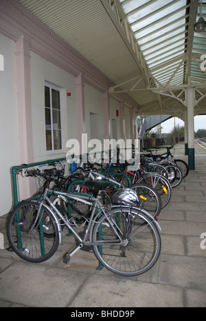 Biciclette concatenati a un rack di ciclo sulla piattaforma a Chippenham Stazione ferroviaria Wiltshire, Regno Unito Foto Stock