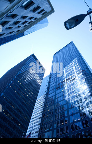 Basso angolo vista dei grattacieli nel centro cittadino di Manhattan, a New York City, NY, STATI UNITI D'AMERICA Foto Stock