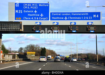 M25 uscita autostrada segno sulla autostrada M4, Berkshire, Inghilterra, Regno Unito Foto Stock