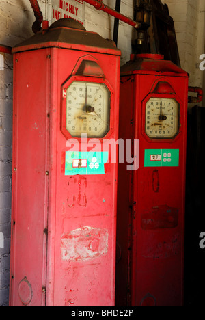 Il vecchio stile di pompe di combustibile. Foto Stock