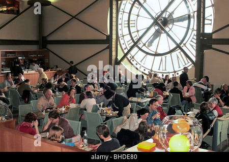 Parigi, Francia - folla, turisti in vacanza a Parigi Café, ristorante francese, all'interno del Museo d'Orsay, 'Musée d'Orsay' Panoramica, affollato bar interni Foto Stock