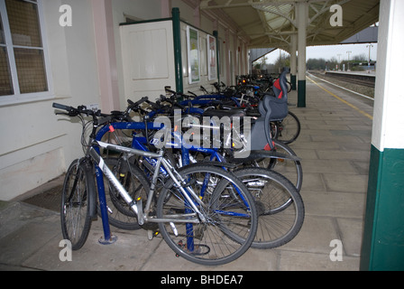 Biciclette concatenati a un rack di ciclo sulla piattaforma a Chippenham Stazione ferroviaria Wiltshire, Regno Unito Foto Stock