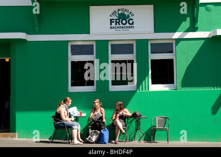 Giovani viaggiatori rilassante al di fuori di un backpacker hostel, Hobart, Tasmania, Australia Foto Stock