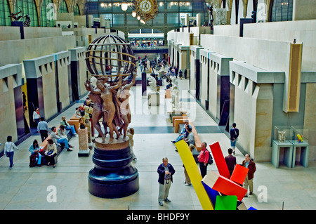 Parigi, Francia - Panoramica, persone all'interno del corridoio principale del Museo d'Orsay, 'Musée d'Orsay', con sculture francesi del 19th secolo, Foto Stock