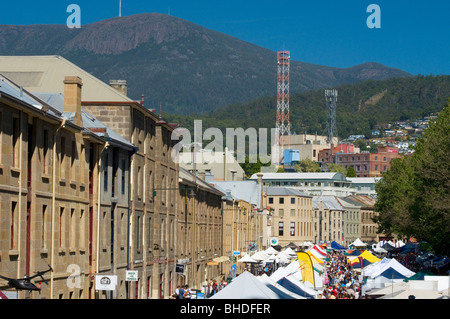 Kunanyi / Mount Wellington si affaccia sul mercato di Salamanca, Hobart, Tasmania, Australia Foto Stock