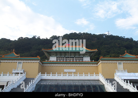 Gugong nella città di Taipei di Tai Wan sotto il cielo blu con nuvole bianche. Foto Stock