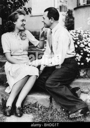 persone, coppie, amanti, giovane coppia seduto su gradini, circa 1940, Foto Stock