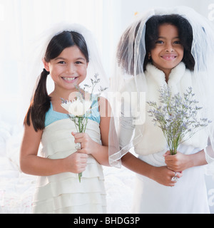 Ragazze vestirsi in abito da sposa Foto Stock