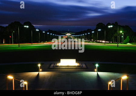 A Canberra, Australia - Vista di Canberra di notte guardando da fasi di Australian War Memorial indietro verso la Vecchia Sede del Parlamento e il Parlamento sul Lago Burley Griffin Foto Stock