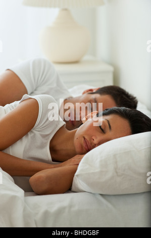 Coppia ispanica dormire nel letto Foto Stock