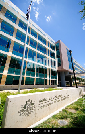 CANBERRA, Australia - l'edificio per uffici del Dipartimento del primo Ministro e del Gabinetto è un'importante struttura governativa a Canberra. Situato nel Triangolo parlamentare, questo moderno edificio è centrale per l'amministrazione federale australiana e ospita gli uffici dei principali consiglieri e funzionari governativi. Foto Stock