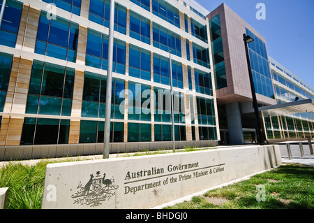 CANBERRA, Australia - l'edificio per uffici del Dipartimento del primo Ministro e del Gabinetto è un'importante struttura governativa a Canberra. Situato nel Triangolo parlamentare, questo moderno edificio è centrale per l'amministrazione federale australiana e ospita gli uffici dei principali consiglieri e funzionari governativi. Foto Stock