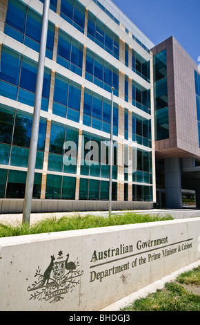 CANBERRA, Australia - l'edificio per uffici del Dipartimento del primo Ministro e del Gabinetto è un'importante struttura governativa a Canberra. Situato nel Triangolo parlamentare, questo moderno edificio è centrale per l'amministrazione federale australiana e ospita gli uffici dei principali consiglieri e funzionari governativi. Foto Stock