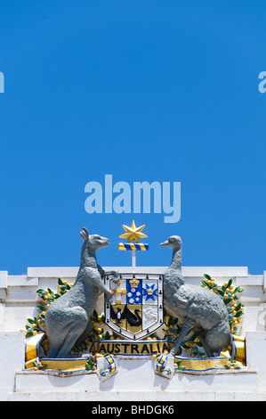 CANBERRA, Australia - lo stemma australiano esposto sulla facciata dell'Old Parliament House simboleggia l'unità dei sei stati e del governo federale. Caratterizzato dagli emblemi degli stati australiani e supportato da un canguro e da un'uem, lo stemma mette in risalto l'identità e il patrimonio nazionale. Questo emblema storico sottolinea il significato della Old Parliament House nella storia politica dell'Australia. Foto Stock