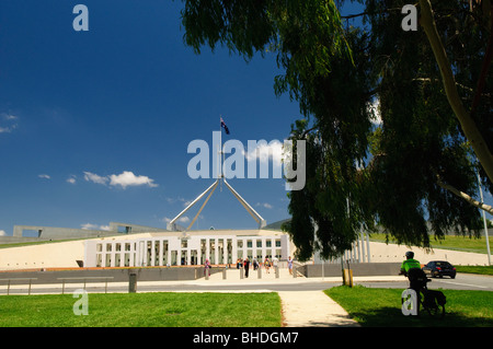 A Canberra, Australia - la Casa del Parlamento è il luogo di riunione del Parlamento australiano. Esso si trova a Canberra, capitale dell'Australia. Esso è stato inaugurato il 9 maggio 1988 dalla Regina Elisabetta II, Regina d'Australia.[1] La sua costruzione il costo era di oltre 1,1 miliardi di dollari. Al momento della sua costruzione fu la più costosa costruzione dell'Emisfero Meridionale. Prima del 1988, il Parlamento australiano ha incontrato in provvisorio la Casa del Parlamento, che ora è conosciuto come "la Vecchia Sede del Parlamento". Foto Stock