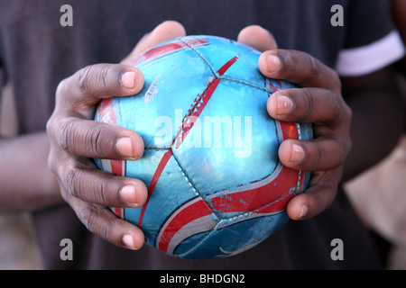 Ritratto di bambino africano con pallone da calcio