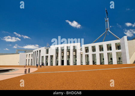 A Canberra, Australia - la Casa del Parlamento è il luogo di riunione del Parlamento australiano. Esso si trova a Canberra, capitale dell'Australia. Esso è stato inaugurato il 9 maggio 1988 dalla Regina Elisabetta II, Regina d'Australia.[1] La sua costruzione il costo era di oltre 1,1 miliardi di dollari. Al momento della sua costruzione fu la più costosa costruzione dell'Emisfero Meridionale. Prima del 1988, il Parlamento australiano ha incontrato in provvisorio la Casa del Parlamento, che ora è conosciuto come "la Vecchia Sede del Parlamento". Foto Stock