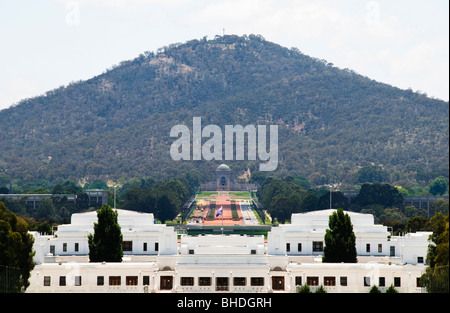 A Canberra, Australia - Vista della vecchia Casa del Parlamento, l'Australian War Memorial e Mt Ainslee dalla parte superiore del nuovo Parlamento a Canberra Foto Stock