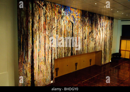 A Canberra, Australia - l'ingresso pubblico a Casa del Parlamento si apre su di un atrio principale che conduce nella grande hall, che offre un arazzo basato su un dipinto di Arthur Boyd, il cui originale è anche sul display dell'edificio. Le funzioni che sono parlamentari e rilevanza federale spesso luogo qui, ma la grande sala è aperta anche alle funzioni per il pubblico in generale, come matrimoni e la vicina università di Canberra ospita le cerimonie di laurea qui. Foto Stock