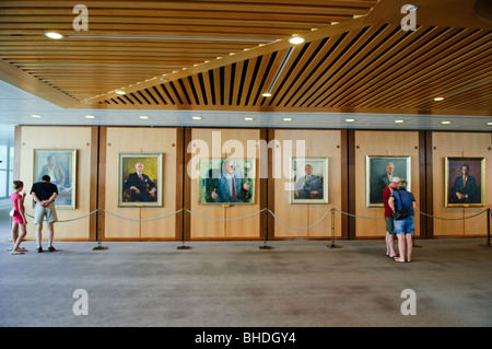 A Canberra, Australia - la Casa del Parlamento è il luogo di riunione del Parlamento australiano. Esso si trova a Canberra, capitale dell'Australia. Esso è stato inaugurato il 9 maggio 1988 dalla Regina Elisabetta II, Regina d'Australia.[1] La sua costruzione il costo era di oltre 1,1 miliardi di dollari. Al momento della sua costruzione fu la più costosa costruzione dell'Emisfero Meridionale. Prima del 1988, il Parlamento australiano ha incontrato in provvisorio la Casa del Parlamento, che ora è conosciuto come "la Vecchia Sede del Parlamento". Foto Stock