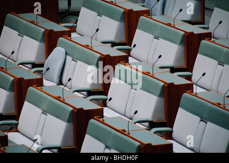 Camera dei rappresentanti del Parlamento Canberra Australia // CANBERRA, Australia — la camera dei rappresentanti in Parlamento, Canberra, si distingue per il suo interno verde, che simboleggia il colore tradizionale della camera dei comuni britannica. Questa camera funge da principale spazio legislativo in cui 151 rappresentanti eletti discutono e approvano leggi. Inaugurato nel 1988, il Parlamento è un simbolo della democrazia australiana, situato su Capital Hill. L'architettura dell'edificio combina design moderno con elementi tradizionali, rendendolo un punto di riferimento significativo nella nazione Foto Stock