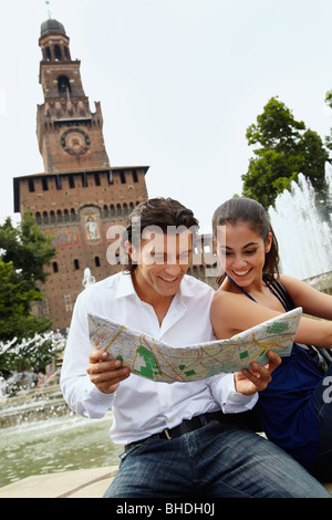 Paio di visite turistiche e guardando la mappa Foto Stock