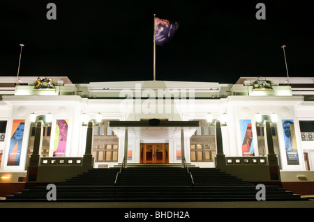 A Canberra, Australia - passi presso l'ingresso principale della vecchia Casa del Parlamento a Canberra, Australia. L'edificio è ora dedicato a un museo della democrazia australiana. Foto Stock