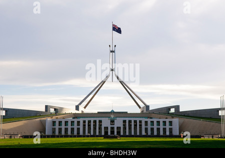 A Canberra, Australia - la Casa del Parlamento è il luogo di riunione del Parlamento australiano. Esso si trova a Canberra, capitale dell'Australia. Esso è stato inaugurato il 9 maggio 1988 dalla Regina Elisabetta II, Regina d'Australia.[1] La sua costruzione il costo era di oltre 1,1 miliardi di dollari. Al momento della sua costruzione fu la più costosa costruzione dell'Emisfero Meridionale. Prima del 1988, il Parlamento australiano ha incontrato in provvisorio la Casa del Parlamento, che ora è conosciuto come "la Vecchia Sede del Parlamento". Foto Stock