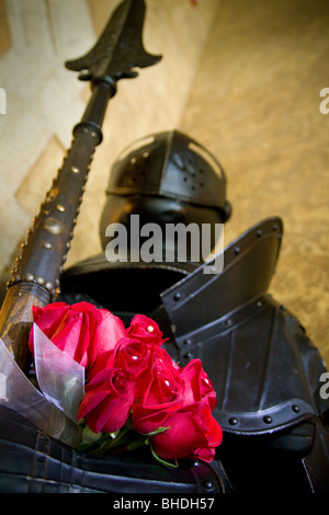 Knight in shining armor holding roses Foto Stock