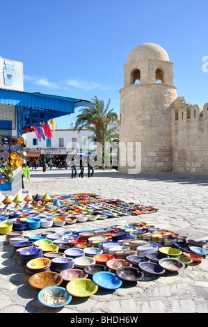 Negozio di ceramica display esterno Grande Moschea, Sousse, Sousse Governatorato, Tunisia Foto Stock