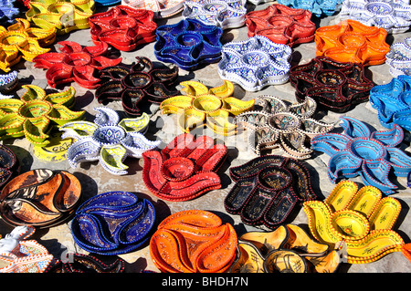 Negozio di souvenir in ceramica display all'entrata a Sousse Medina, Sousse, Sousse Governatorato, Tunisia Foto Stock