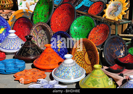 Negozio di souvenir in ceramica display all'entrata a Sousse Medina, Sousse, Sousse Governatorato, Tunisia Foto Stock