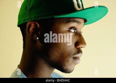 African American uomo che indossa berretto da baseball Foto Stock