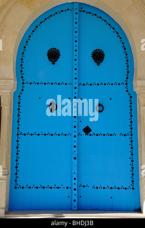 Porta blu della piccola moschea, Monastir, Governatorato di Monastir, Tunisia Foto Stock