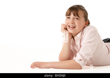 Ragazza giovane giacente su stomaco in Studio Foto Stock