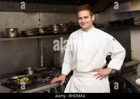 Lo Chef maschio in piedi accanto alla cucina al ristorante Cucina Foto Stock