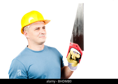 Collare blu lavoratore con casco giallo e handsaw, isolato su sfondo bianco Foto Stock