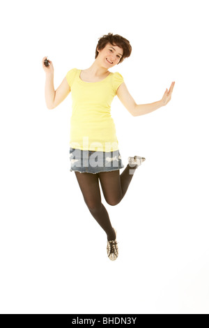 Ritratto in studio della ragazza adolescente salti in aria Foto Stock