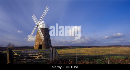 Halnaker mulino a vento sulla South Downs sopra Chichester in inverno Foto Stock