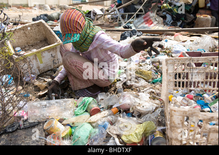 Comunità di riciclaggio della periferia di Phnom Penh Cambogia. Le famiglie vivono e lavorano in 10000 metri quadrati composto. Foto Stock